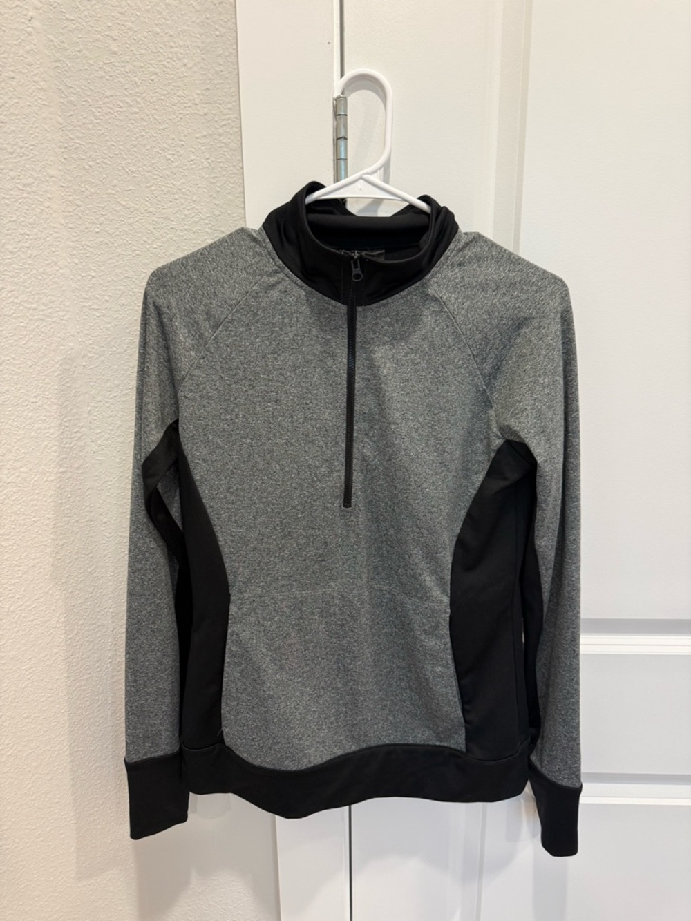 Aeropostale Women's Gray and Black Zip-Up Pullover
